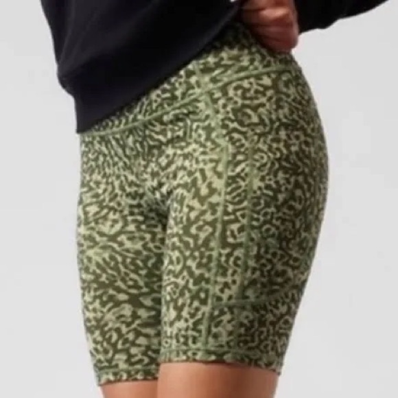 Athleta Pants - Athleta Ultimate Stash II 7” Short Green Camo Women's Biker Shorts